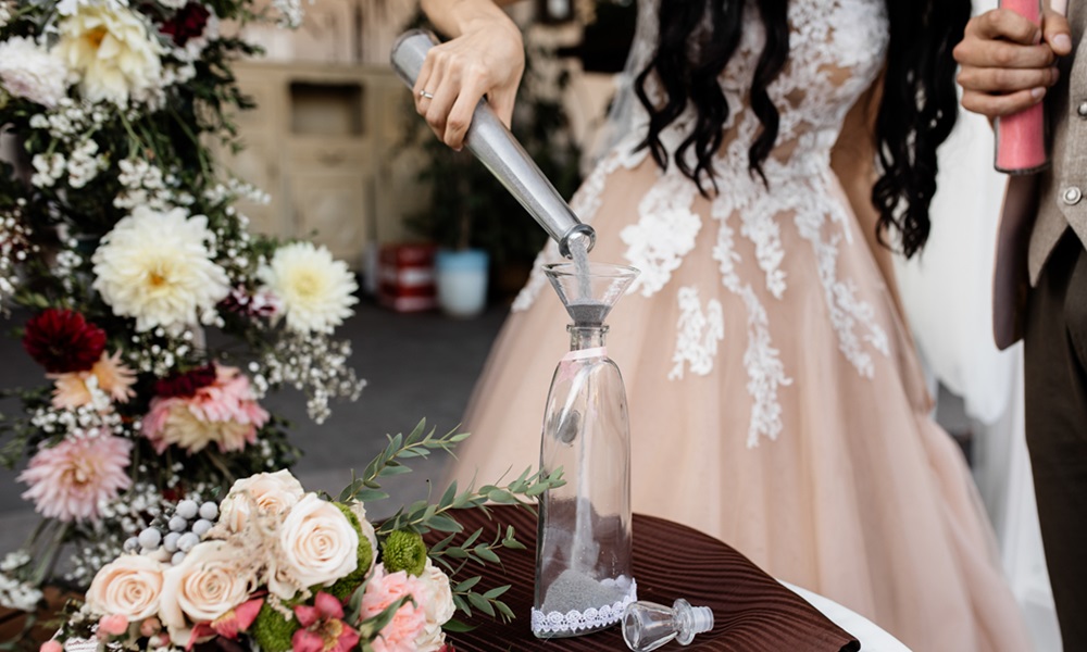 Wedding ritual bride pours grey sand in a bottle groom stand n - Wedding & Events by Raymonde