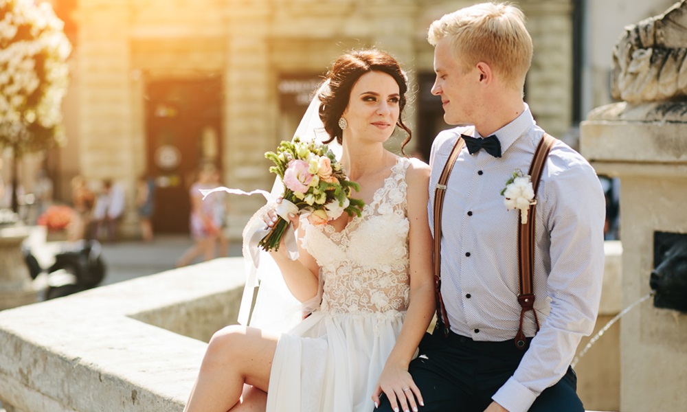 Bride and groom posing at the fountain - Wedding & Events by Raymonde